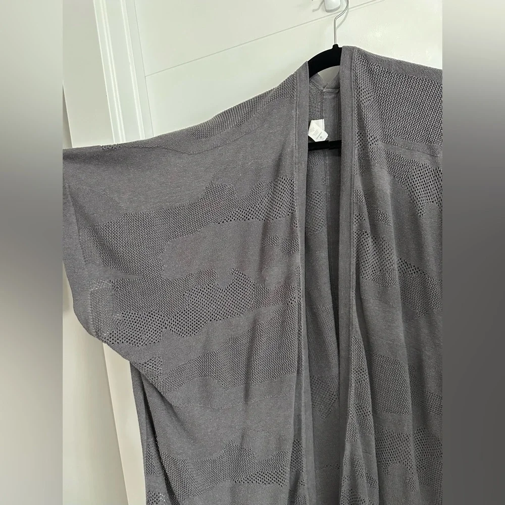 Lululemon: Women’s Find Your Light Wrap- One Size - Picture 6 of 10
